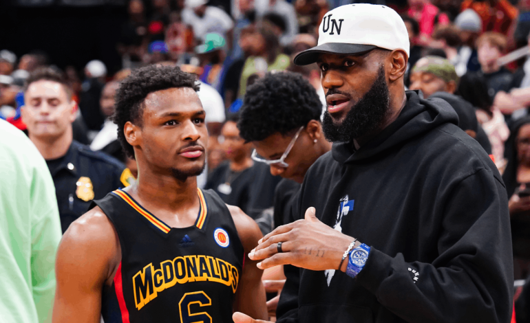 LeBron James e filho jogam juntos pela NBA