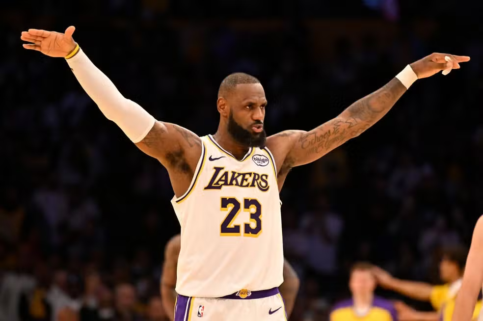 LeBron renova com Lakers