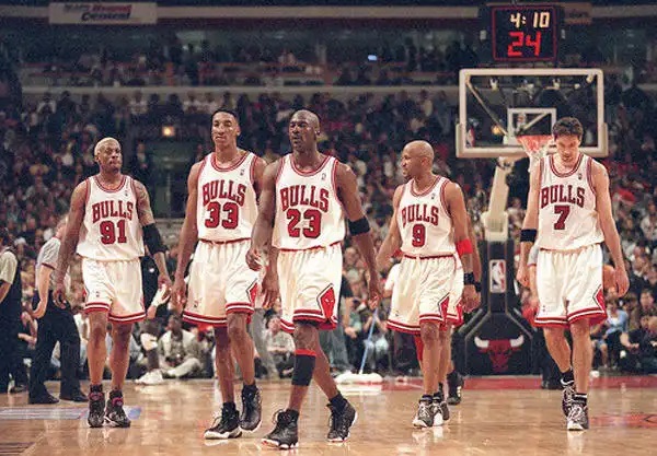 O Elenco Histórico: A Dominância do Chicago Bulls de 1996 e o Legado de Michael Jordan