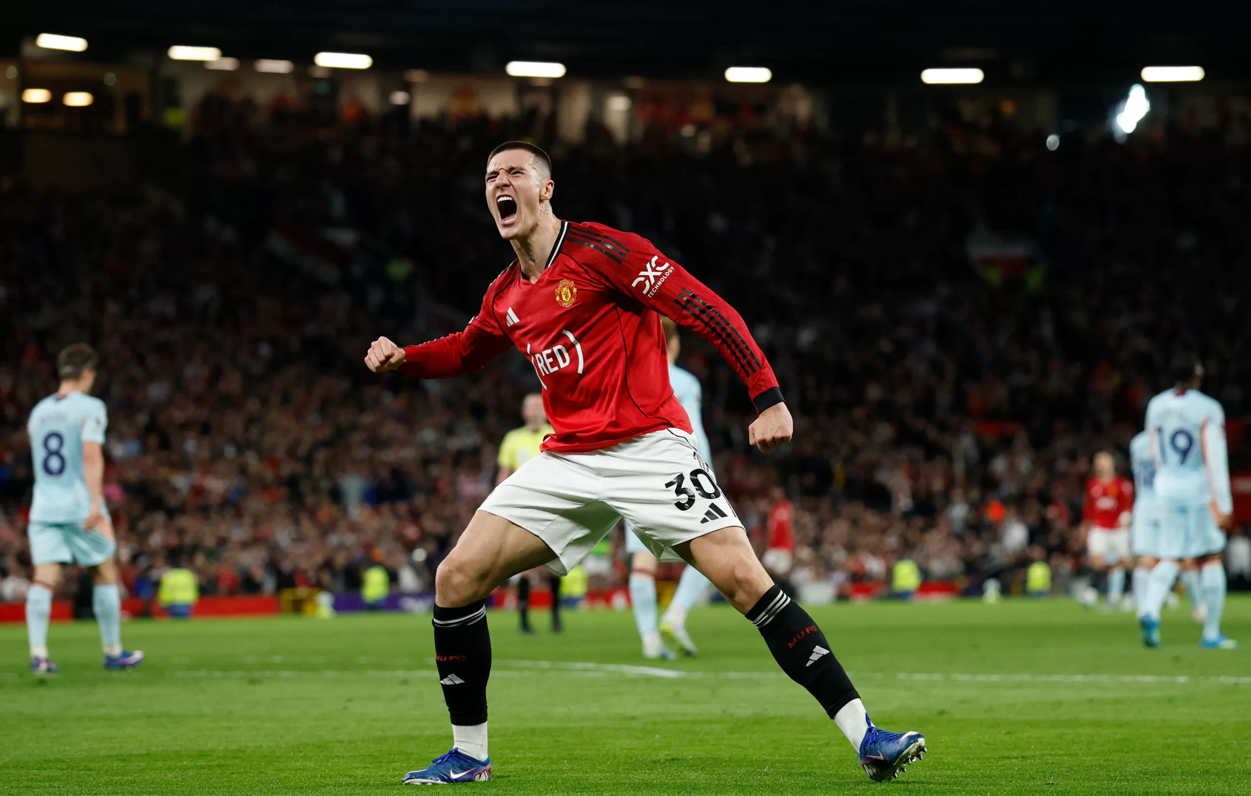 Fernandes faz história, e United se aproxima da Champions com vitória suada por 2 a 1 sobre o Brentford