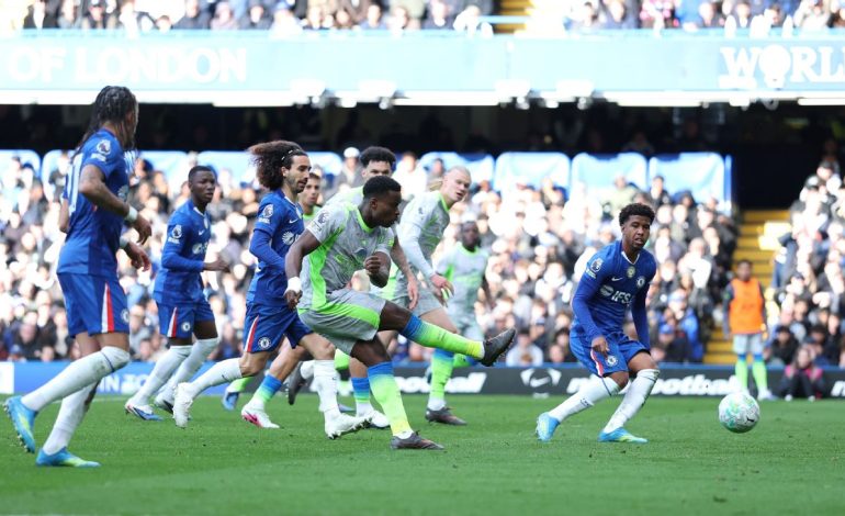 Manchester City atropela o Chelsea por 3 a 0 em Stamford Bridge e reacende a briga pelo título da Premier League